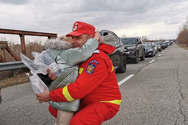 Egyik kezével segít, másikkal büntet Románia