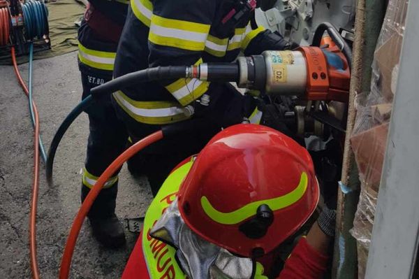 A kocsiba szorult két utas