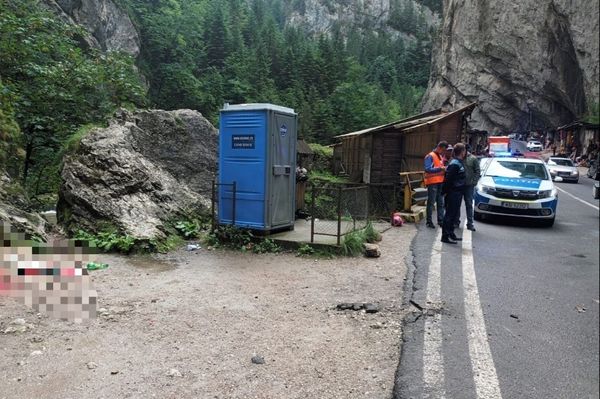 Szikladarab esett egy turistára a Békás-szorosban