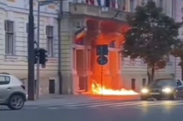 Felgyújtotta a kolozsvári városháza ajtaját