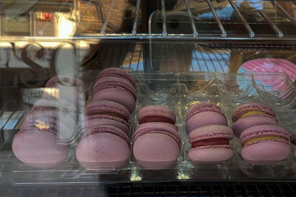 Lila sütemények lepték el a várost