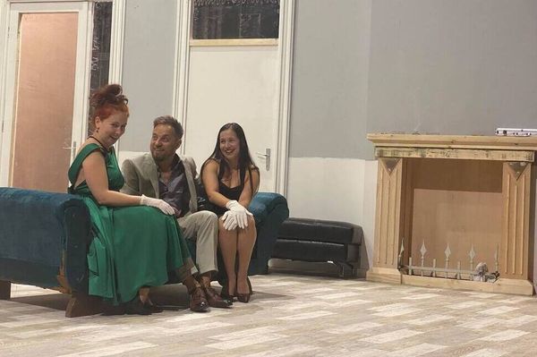 Furcsa, nem furcsa: két férfi otthonába kukkanthatunk be a színházban