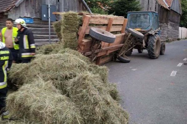 Bálákkal rakott kocsi alá szorult egy szentegyházi nő