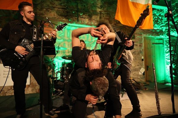 Ír kocsmahangulatot hoznak Udvarhelyre