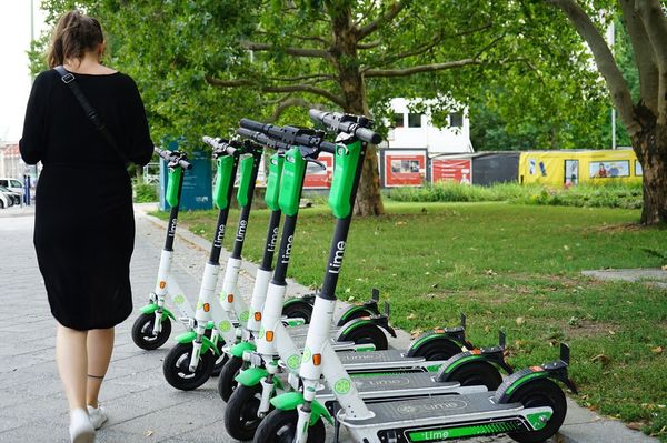 Ha elektomos rollerrel rónád az utakat