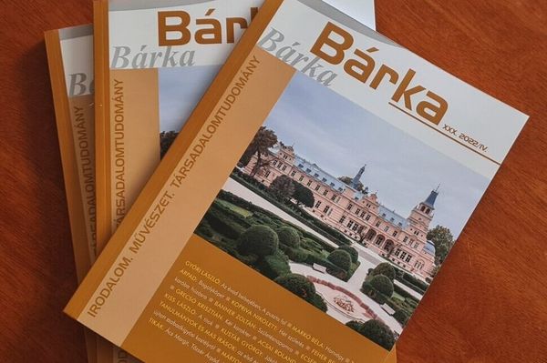 Írókkal a fedélzetén, a városba evez a Bárka