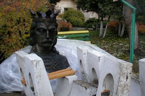 "Lába kelt" Ștefan cel Mare mellszobrának