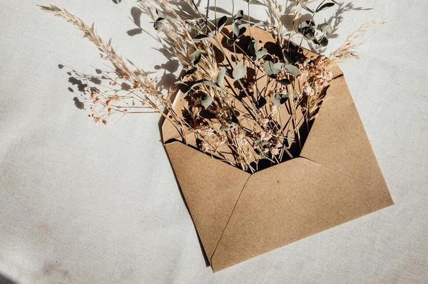 Egy borítéknyi marihuánával ment volna a parlamentbe, lebukott