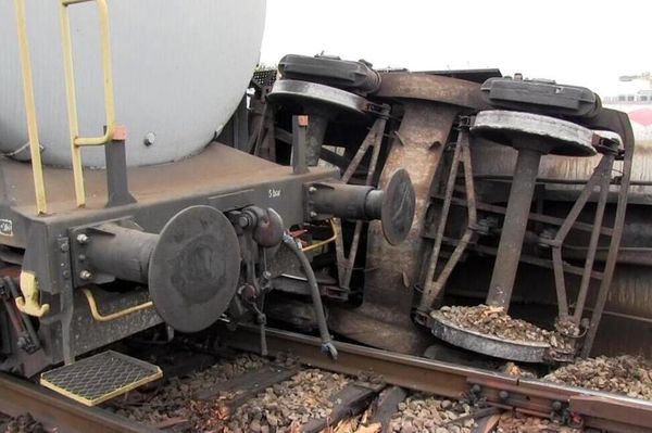 25 ezer liter gázolaj futott le a sínről