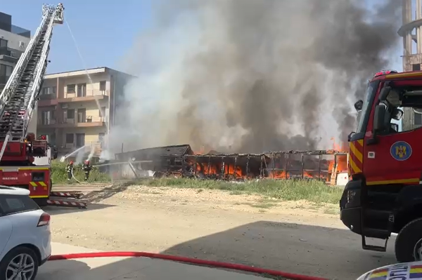 Kigyulladt egy templom Konstancán, a lángok egy tömbházra is átterjedtek