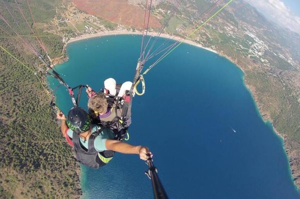 A 103. születésnapját ejtőernyőzéssel ünnepelte