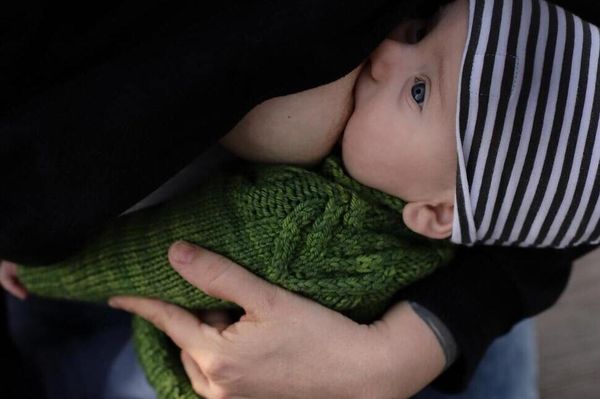 Törvény védené a nyilvánosan szoptató anyákat