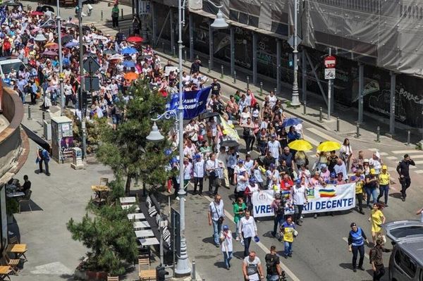 Folytatódik a sztrájk, nem kérnek a választási pománából