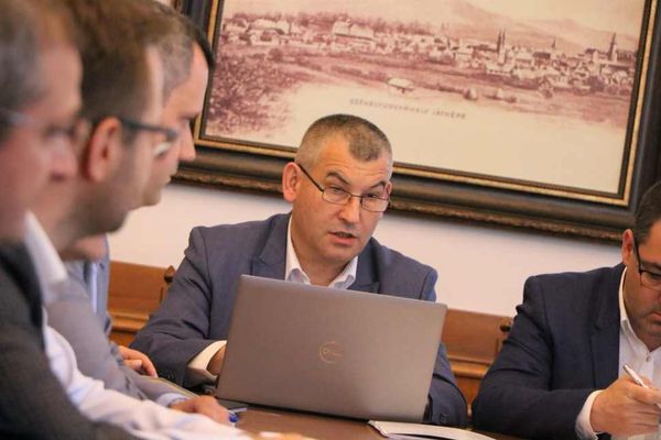 Víz nélkül a város, de elektromos buszra ülhetünk?