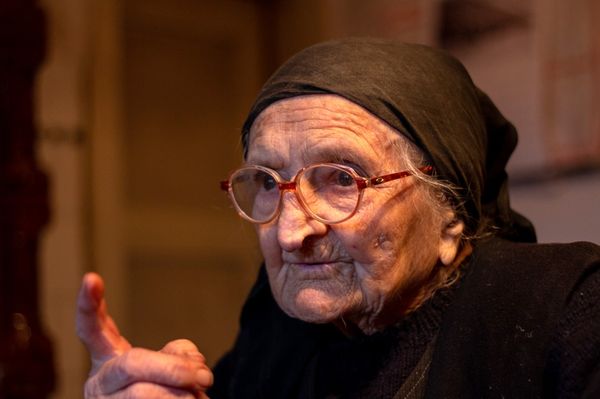 A bőbeszédű mezítlábas leány százéves lett