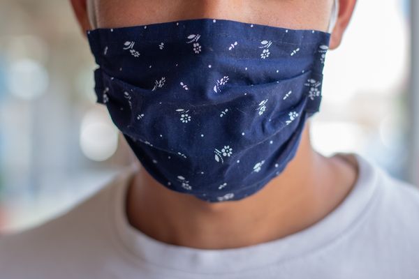 A megyei hatóságokon múlik, hol és mikor lesz kötelező a maszk