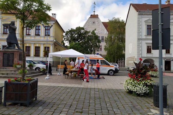 Mentősök sürögnek a Vasszékely körül