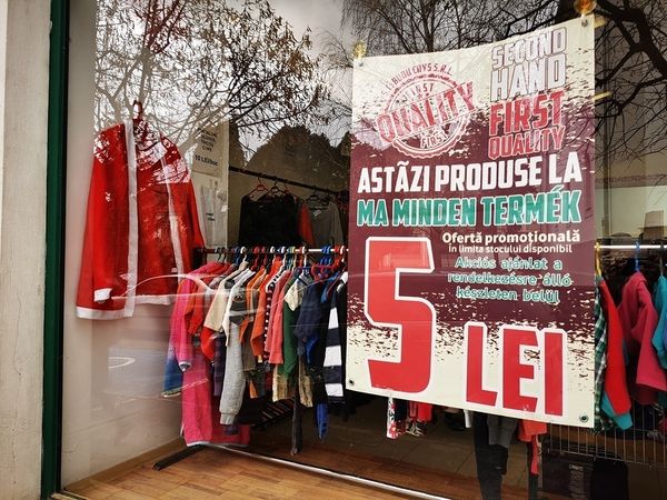 A Mikulás levetett kabátja ma 5 lejért a tiéd lehet