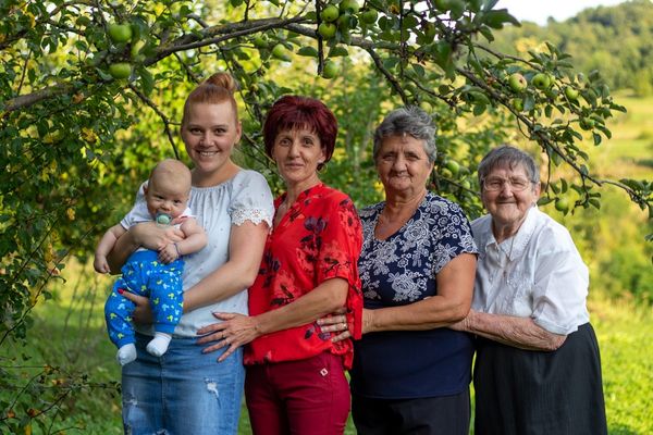 Juli mama ölébe vette ükunokáját