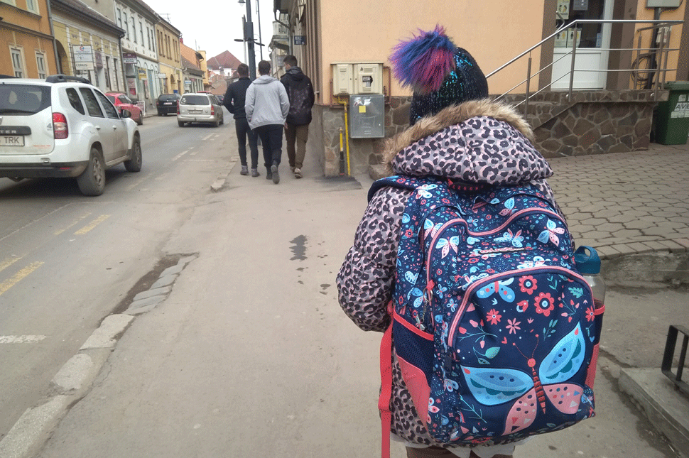 A kicsiket is tesztelik, ha beüt a vírus