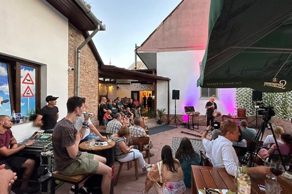 Udvar-hejj, bográccsal és zenével várnak!