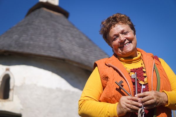 Erre a Jóisten két kézzel vigyázott