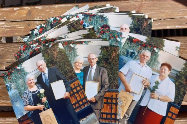 Kiosztják a jubiláló házaspárok fényképeit
