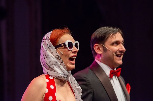 Megidézik a világot, amikor még volt, amin nevetni