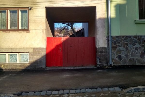 Szoktatják a borjút az új kapuhoz