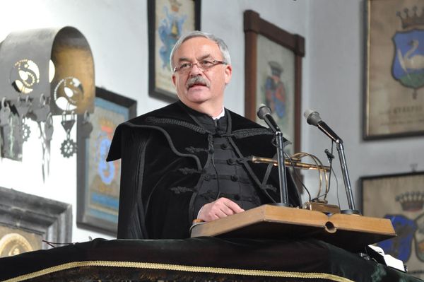 Kató Béla marad a református püspök