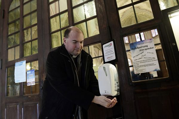 Így véd az egyház a koronavírustól