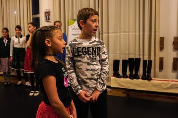 Kevés a legény a lányra