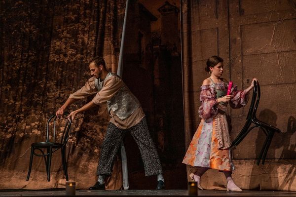 Két úr szolgája jön el a színházba