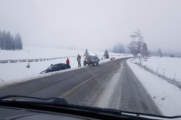 Két autó is lecsúszott az útról
