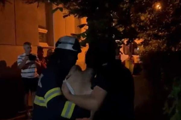 Kidobta gyerekeit az ablakon