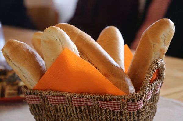 Mástól kapják a kiflit a kisiskolások