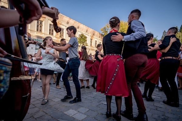 Még a Patkóban is eljárják a csárdást