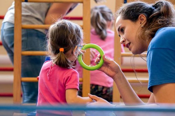 Idegrendszeri károsodással élő gyermekeket segítenek