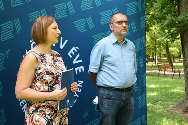 Színpad, gyerekkuckó, és irodalmi kávézó épül fel a parkban