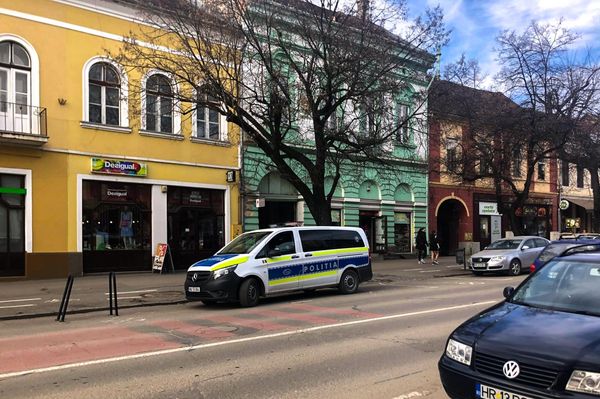 Mit keresnek maszkosok a Kossuth utcai kapualjban?