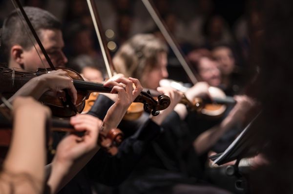 Fúvós, vonós formációkat, kamaraesteket hoz az október