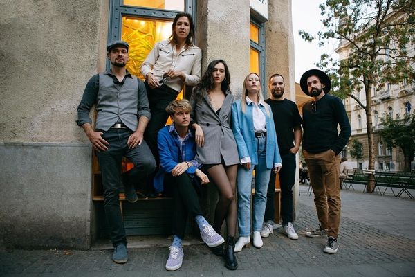 Együtt lasszóznak majd költők, írók, zenészek, énekesek