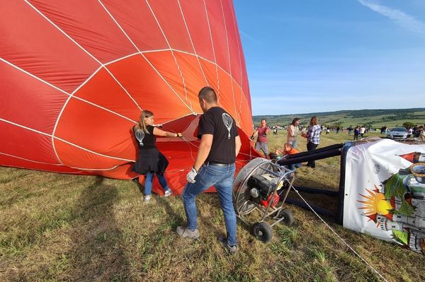 Emberek a piros lufi mögött