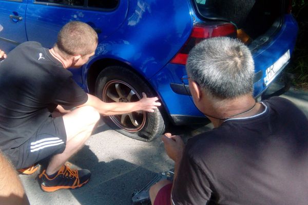 Kilenc autó abroncsait lékelték meg