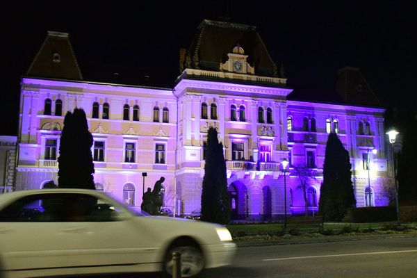 Jól látod, tényleg lila a városháza