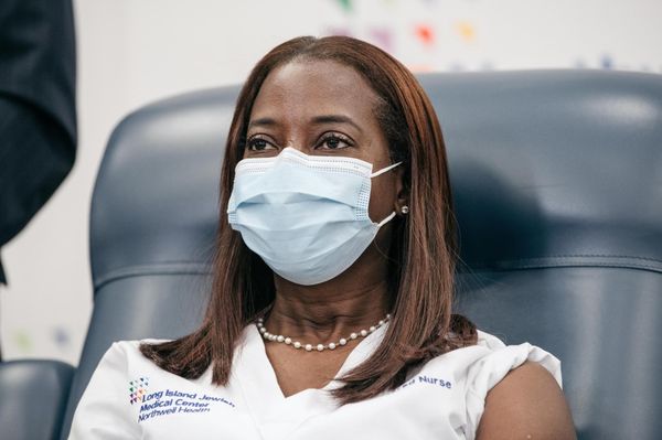 Beoltották koronavírusra az első amerikait (videó)