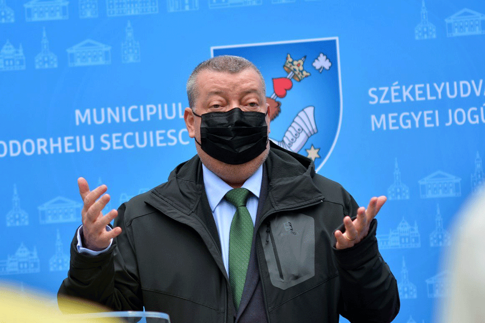 Kiengedik Lukácsot, de nem vezetheti a kórházat