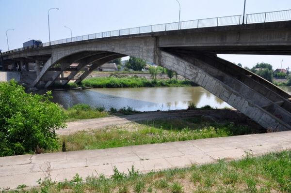 Leugrott a Maros-hídról, még keresik