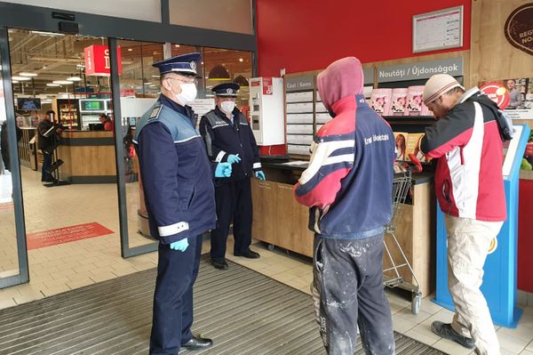 Vigyázz, nézik a maszkot!