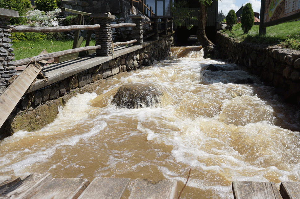 Vörös árvízriadót fújnak